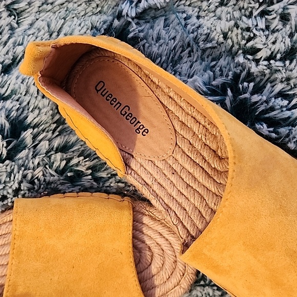 Queen George Suede Mustard Sandles size 8.5 - Picture 2 of 3